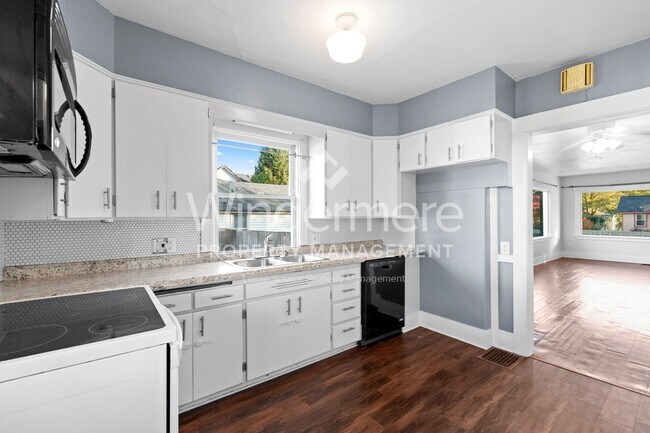 Building Photo - **Half off Full 1st Month's Rent** Beautif...