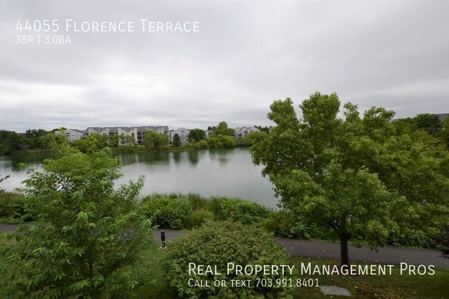 Building Photo - Lake View 3 Bedroom Townhouse for Rent in ...