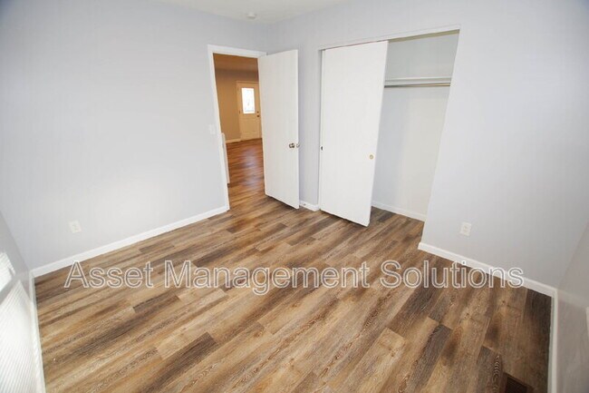 Building Photo - 1 Oak Point Dr