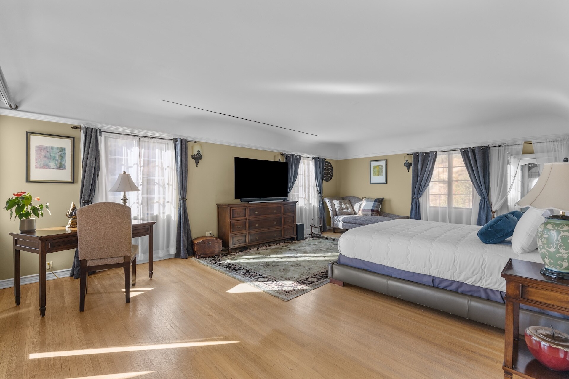 Building Photo - 2856 Glendower Ave