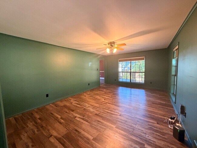 Building Photo - Discover this spacious 4-bedroom, 2.5-bathroom home in Russellville, AR