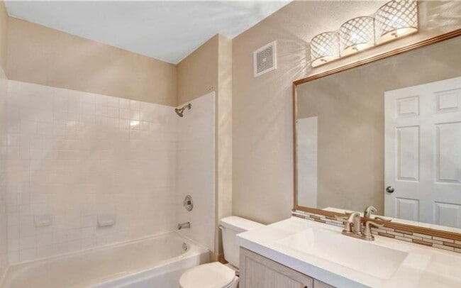 Building Photo - LIMITED TIME ONLY! $500 OFF SECOND MONTHS RENT! Inviting home with open layout in a prime Northwe...