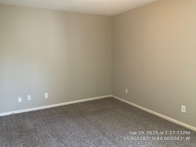 Building Photo - 3 Bedroom / 2.5 Bath House Available Now