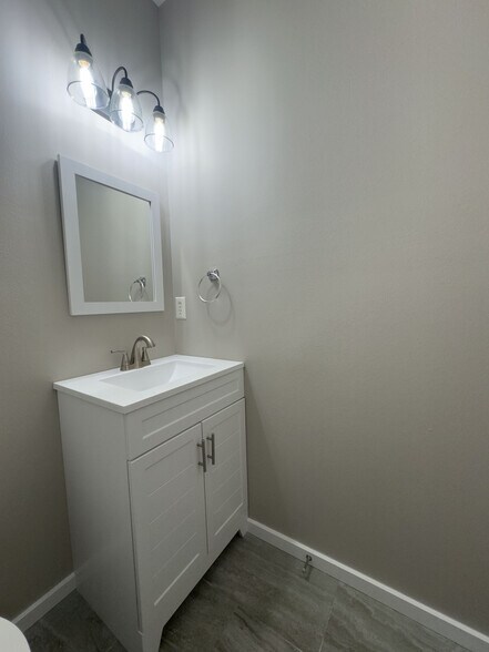 Building Photo - 15835 Hawthorn Dr