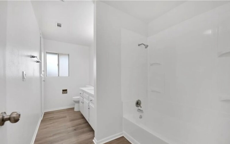 Building Photo - 41026 Beachwood Ave