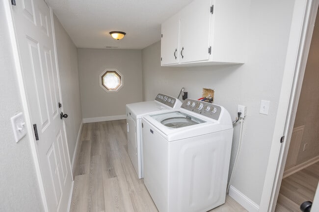 Building Photo - 917 Harding St