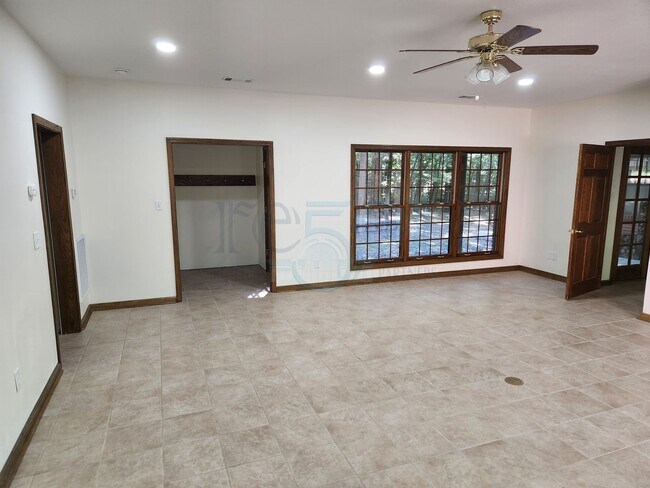 Building Photo - RARE exquisite home on acreage in the heart of West Little Rock!