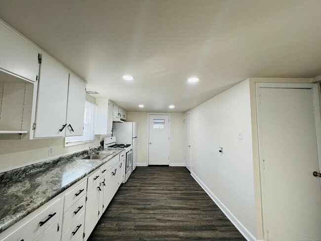 Building Photo - Freshly Updated Single-Family Home with Spacious Upper Bedroom