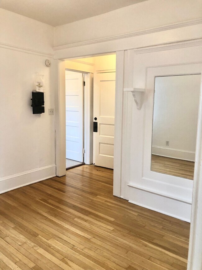 Building Photo - Tons of natural light with a touch of vintage charm in this TOP FLOOR Studio!