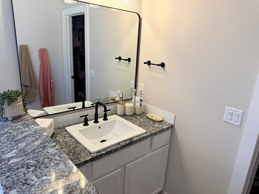 Building Photo - 421 Graze St