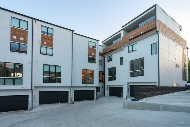 Building Photo - 400 33rd Ave N