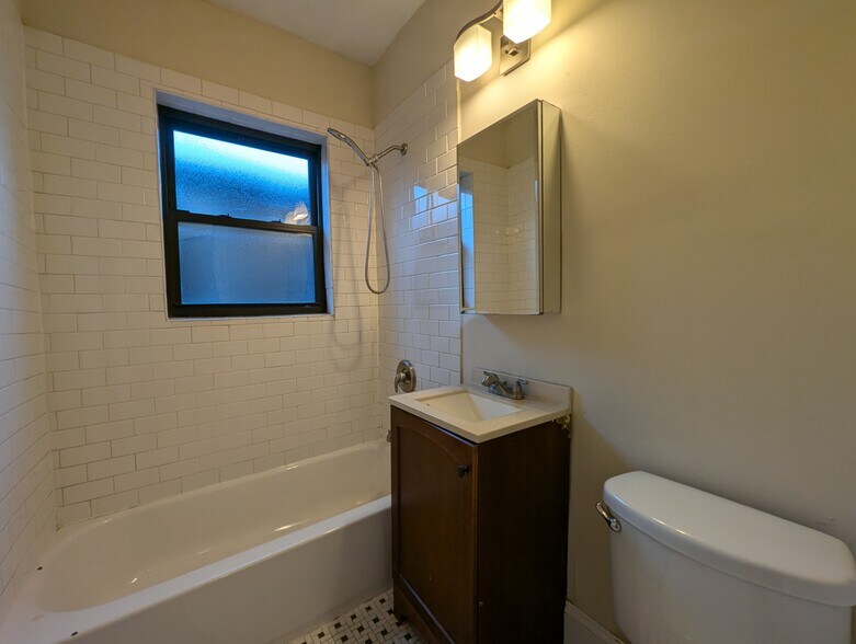 Building Photo - 4735 N Hermitage Ave