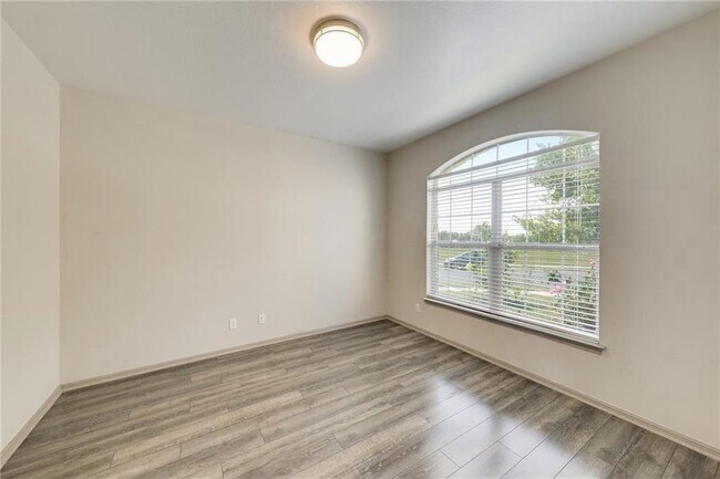 Building Photo - 15113 Fernhill Dr