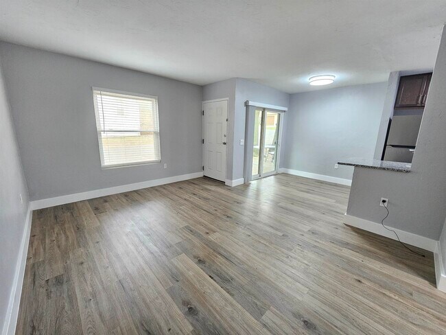 Building Photo - 1530 Live Oak Dr