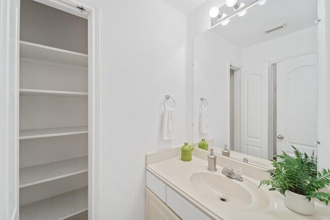 Building Photo - 1608 Courtney Ln