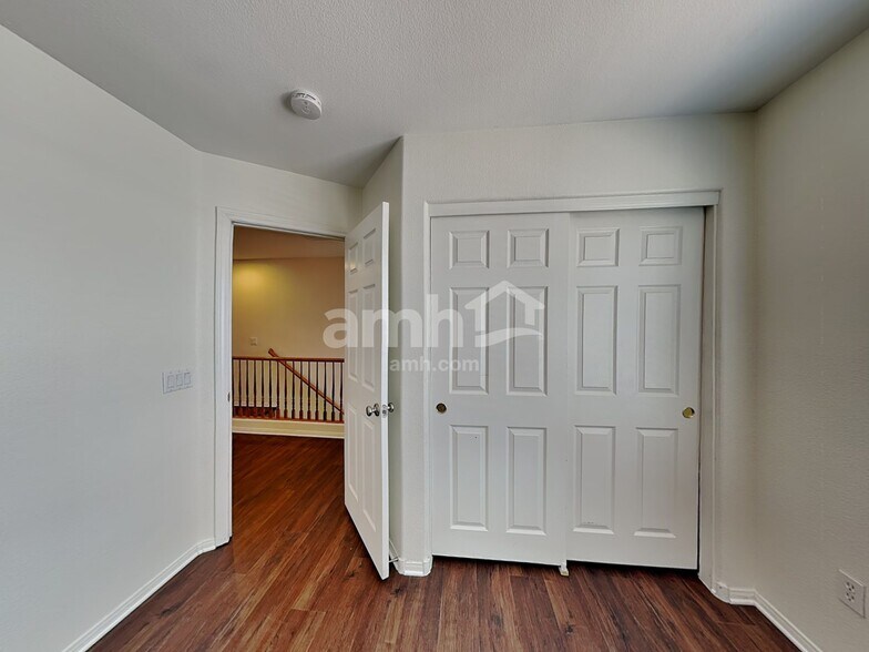Building Photo - 1006 Lone Pine River Ave