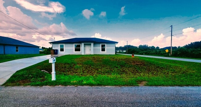 Building Photo - Great SW Location-Three Bedroom -two bath