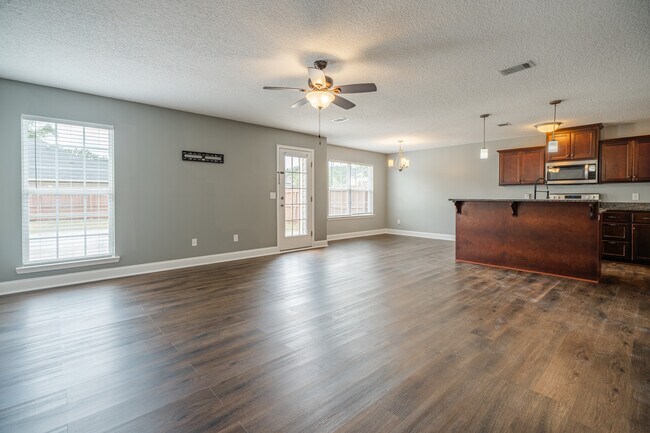 Building Photo - 717 Highgrove Ct