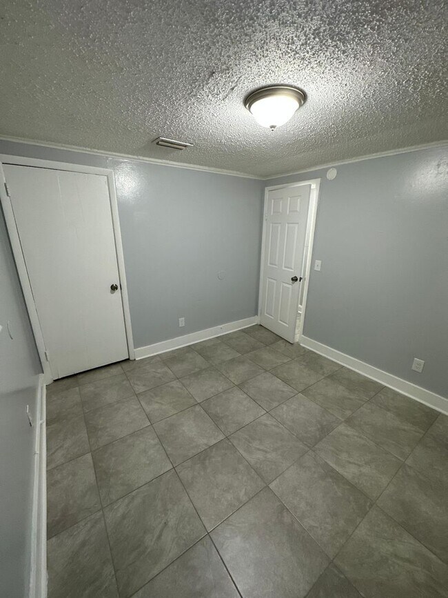 Building Photo - Fully Renovated 3/1 Single Family Available Now!