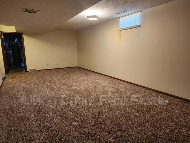 Building Photo - 1710 Eastridge Ave