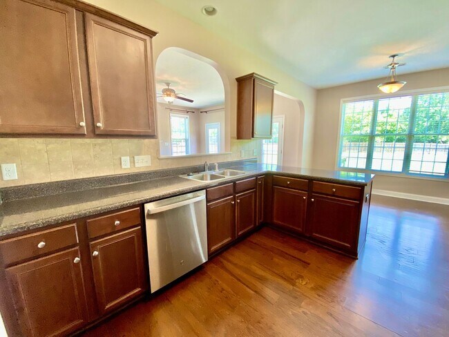 Building Photo - Huge 6 Bedroom Home In The Bluffs On The New River