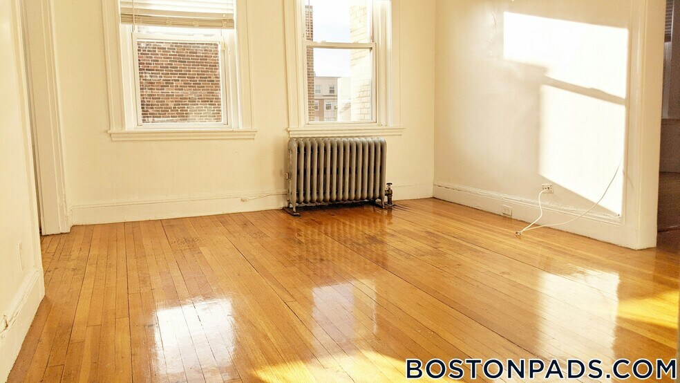 Building Photo - 121 Park Dr