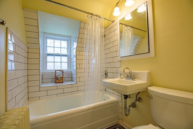 Building Photo - Gorgeous 5 Bedroom / 4.5 Bath Home located right off Happy Hollow Blvd!