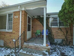 Building Photo - Updated 2 bedroom, 1 bathroom duplex with ...