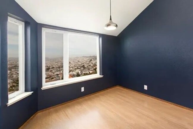 Building Photo - Amazing 2BR/2BA Townhome w/ Parking, In-Un...