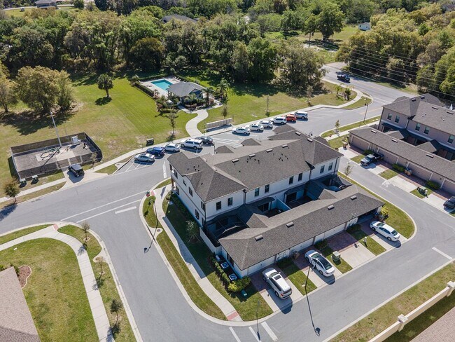 Building Photo - 3/2.5 Beautiful Model Townhome with Screened Courtyard & 2 Car Garage