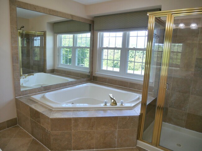 Building Photo - Gorgeous Former Model 4 Bed 2.5 Bath Townh...