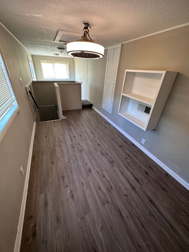Building Photo - $1250 - 3 bedroom / 2 bathroom - Single Fa...