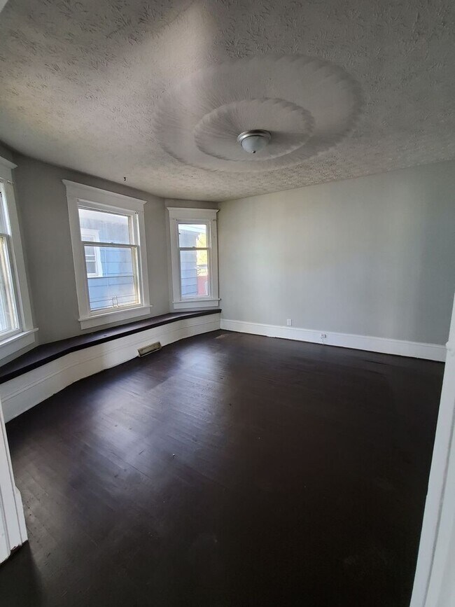 Building Photo - 1356 Woodland Ave NW
