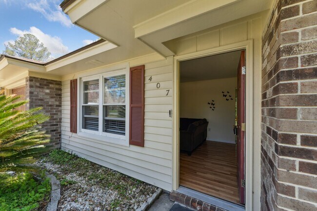 Building Photo - AVAILABLE NOW! (Pet Friendly)