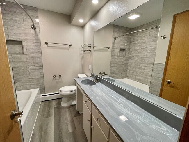 Building Photo - Sublet Available Starting 3/2/26, 2-bed 1-bath Apartment