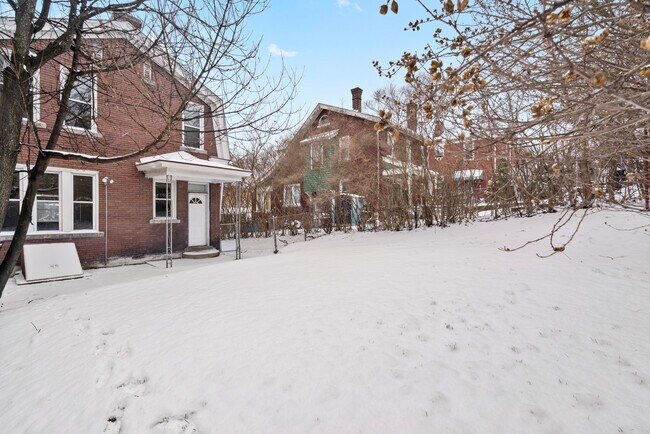 Building Photo - 439 Kingsboro St