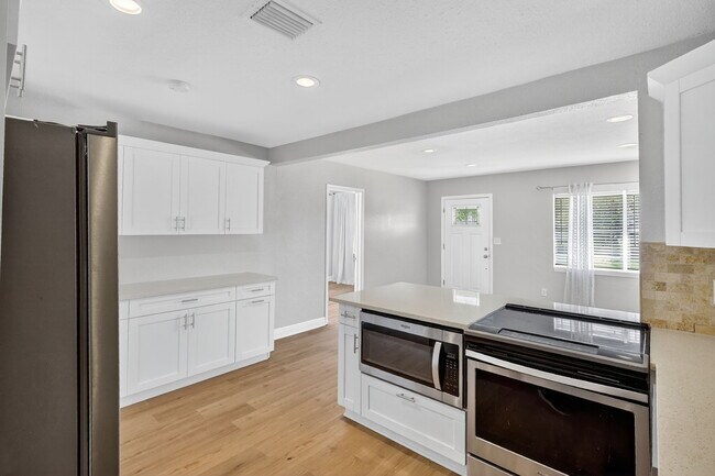 Building Photo - 541 40th Ave NE