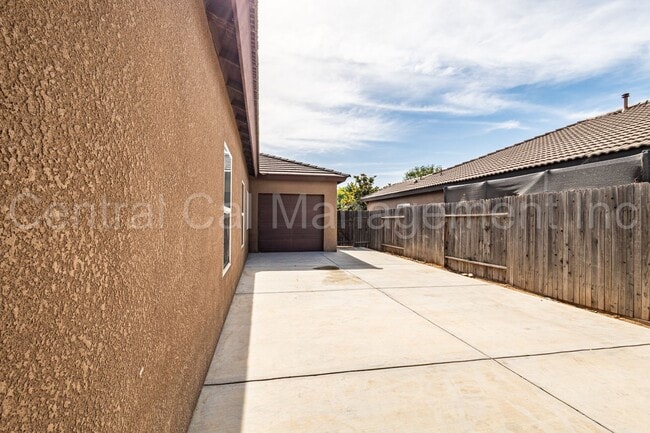 Building Photo - 4 Bedroom, 2 Bath Home - $2450 per month!