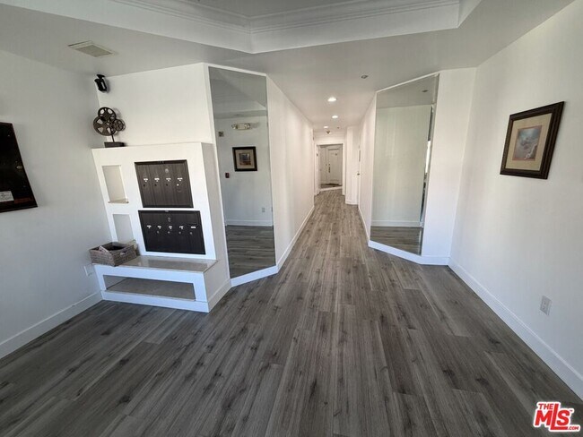 Building Photo - 1247 Barry Ave