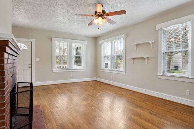 Building Photo - 3307 Kenmore Dr