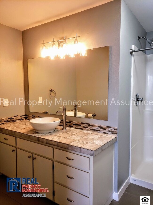 Building Photo - 1400 NE 14th Ave