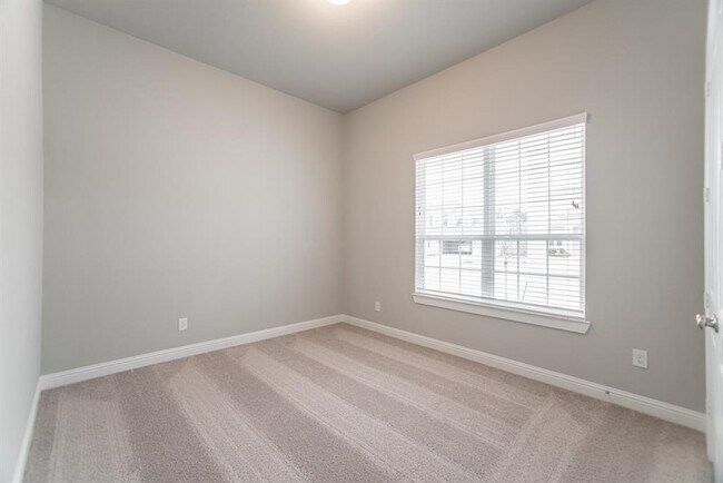Building Photo - 2344 Goldenglade Dr