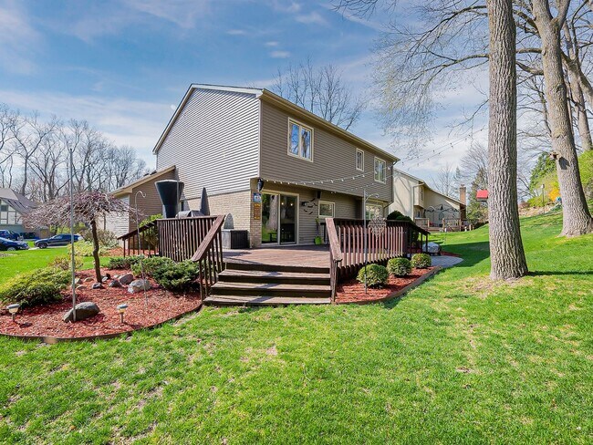 Building Photo - Welcome to this spacious single-family hom...