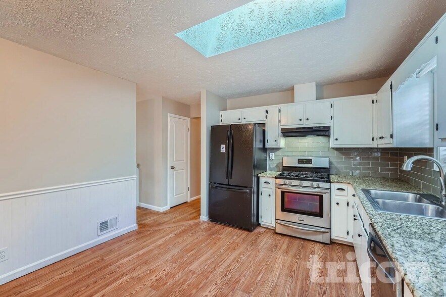 Building Photo - 438 Russell Rd