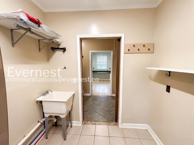 Building Photo - 2 Bed/1 Bath Home with Carport / Pet-Friendly / Available Now!