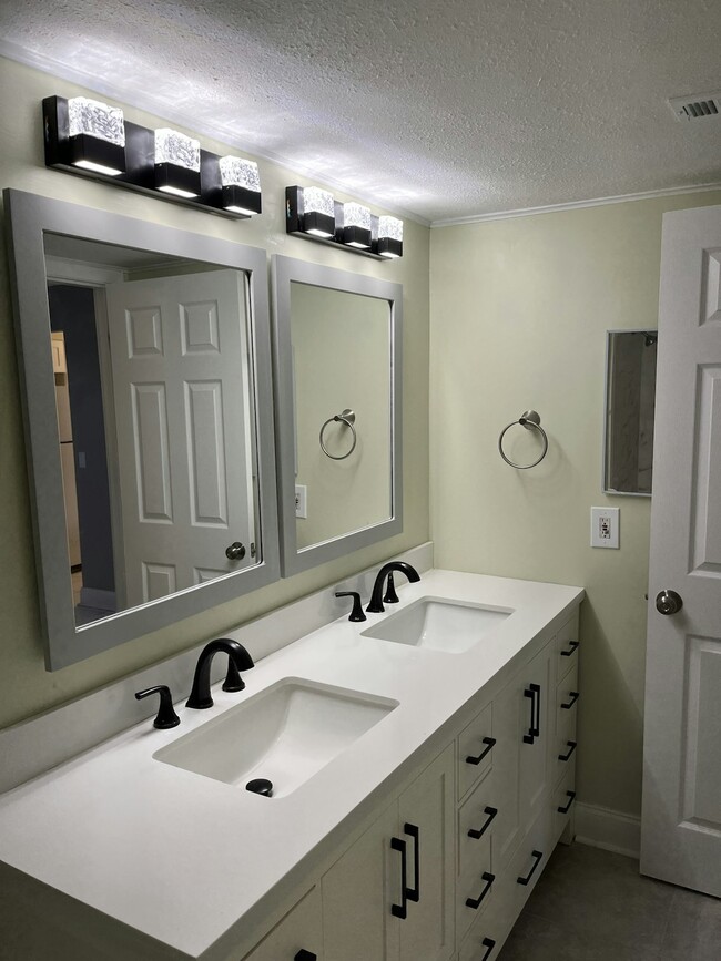 Building Photo - 1926 Ocean Shore Blvd