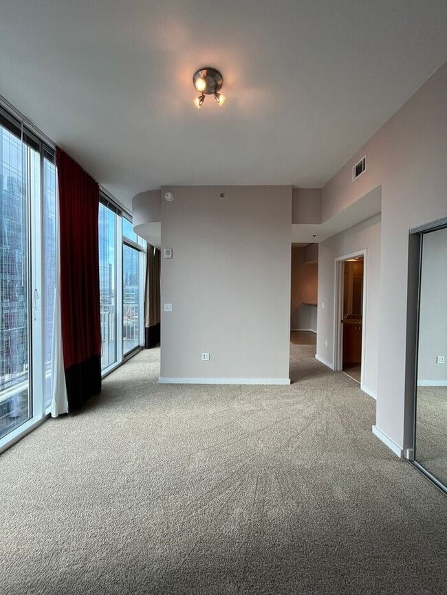 Building Photo - Beautiful 1-Bedroom Condo with Stunning Do...