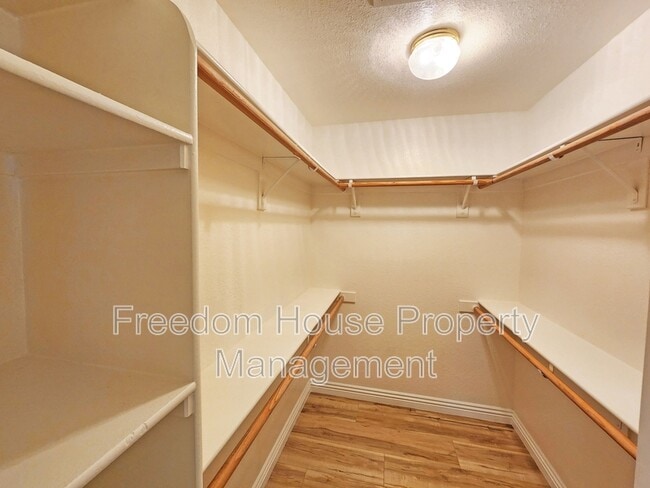 Building Photo - 3741 Malibou Ave