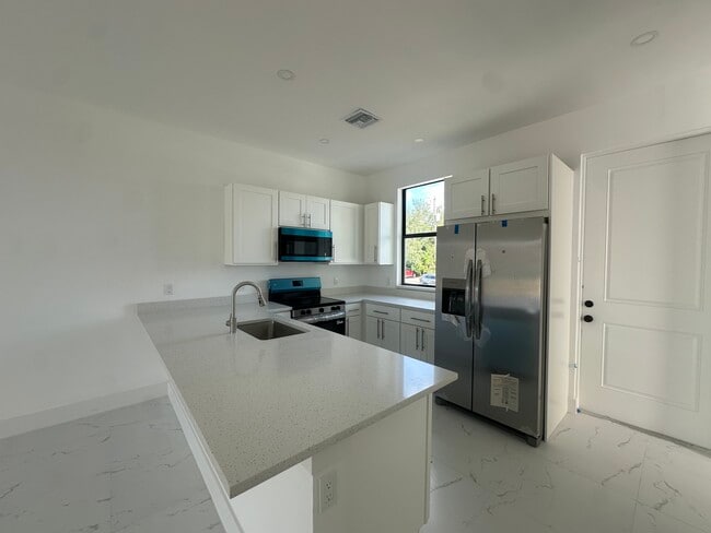 Building Photo - 1120 Homer Ave S