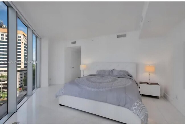Building Photo - 1300 Brickell Bay Dr